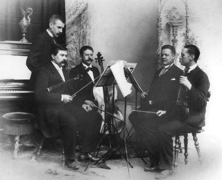 Stenhammar (standing) together with the Aulin Quartet.